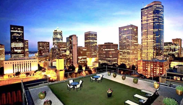 "Modern 1-Bedroom Apartment with Desk, WiFi, and Pool in the Heart of Seattle!"