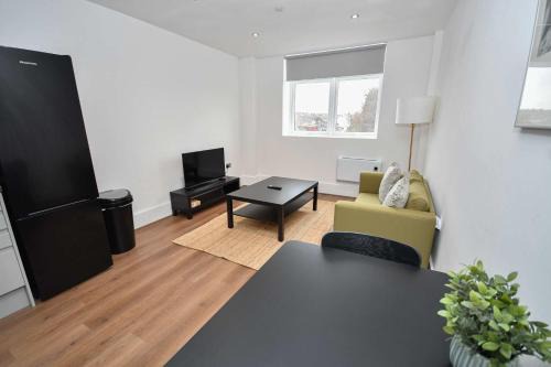 Modern 1 Bedroom Apartment in Morley with Parking