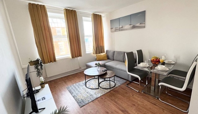 Modern 1 Bedroom Apt in the heart of Barry Flat 2