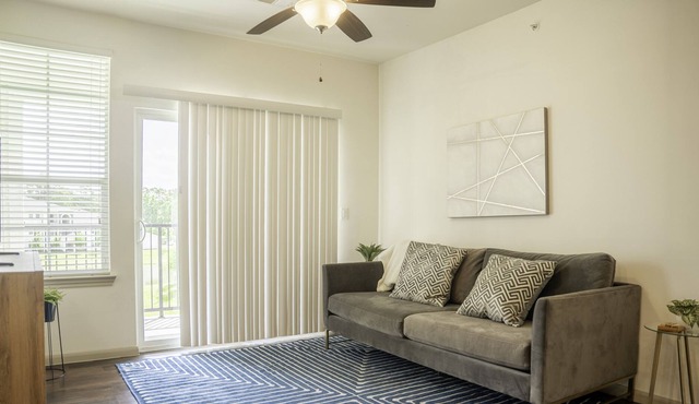 Modern 1 bedroom apt w Lakeside balcony