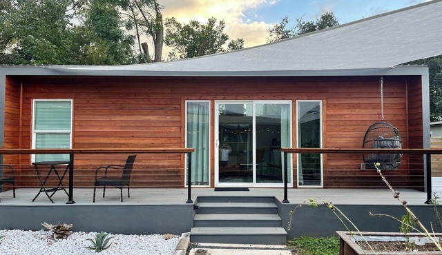 Modern 1-Bedroom Casita with Hot Tub in South Austin