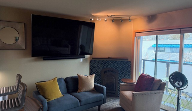 Modern 1-bedroom condo in West Seattle, with quick access to downtown