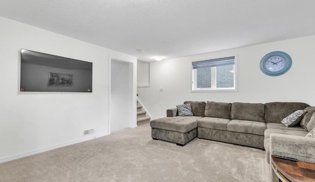 Modern 1 Bedroom + Den in Cambridge