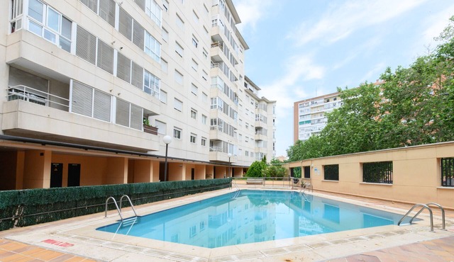 Modern 1-bedroom flat with large windows and sofa bed for guests in Madrid