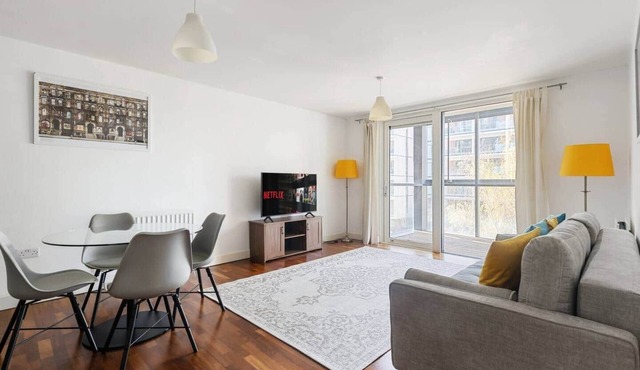 Modern 1-Bedroom Flat with Balcony/Next to Station