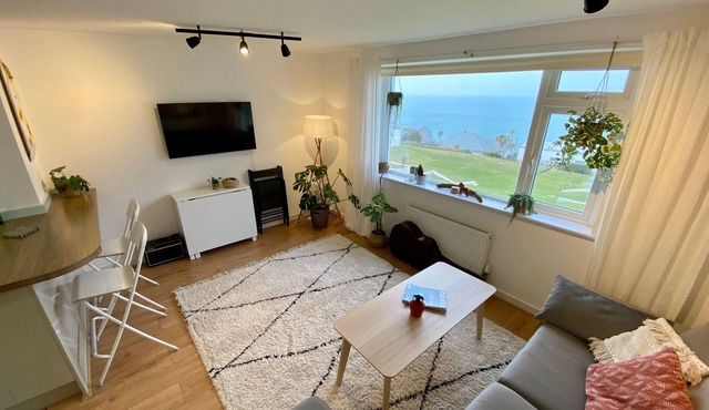 Modern 1 bedroom flat with stunning sea views