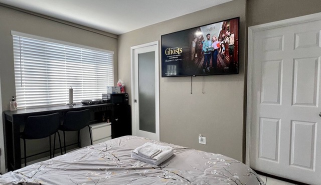 Modern 1 Bedroom Home w/shower jets