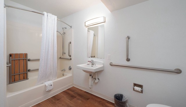 Modern 1-bedroom hotel with kitchenette in the heart of Centralia!