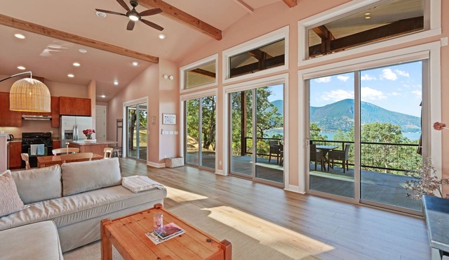 Modern 1-bedroom house with amazing views of the lake