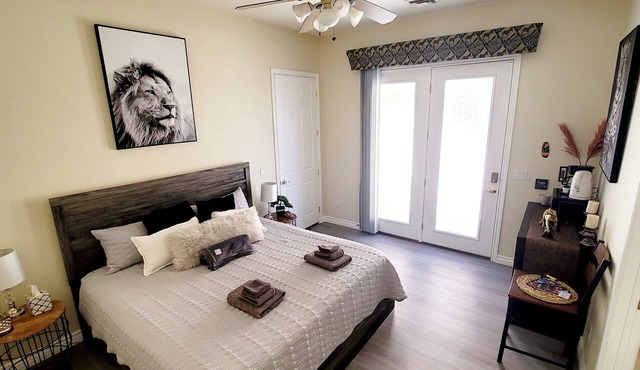 Modern 1 bedroom private suite - FREE parking on premises