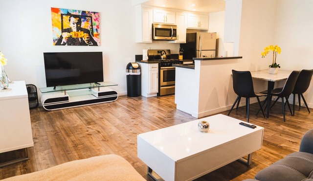 Modern 1-Bedroom Retreat in Hollywood Area w/Parking Near Downtown LA