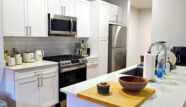 Modern 1-Bedroom Retreat – Fully Furnished, Prime Location!