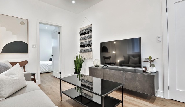 Modern 1-Bedroom Retreat in Toronto – Walk to Parks, Cafés & Transit!