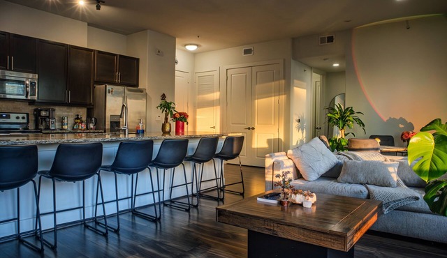 Modern 1-bedroom Retreat with panoramic Downtown & Lake Views in Prime Location