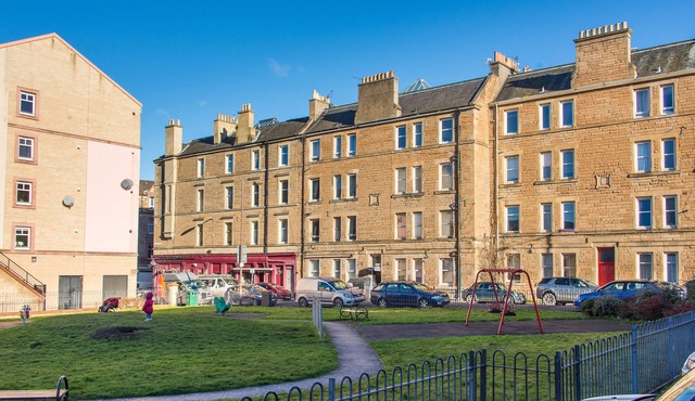 Modern 1 Bedroom Top Floor Edinburgh Tenement Apartment