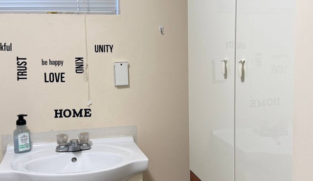 Modern 1-bedroom upgraded unit close to all amenities