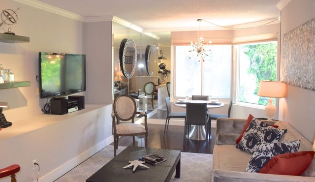 Modern 1 Bedroom Condo w/Partial Bay Views and Parking near Levi's Plaza