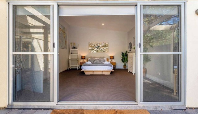 Modern 1-Bedroom with Private Backyard & Fountain