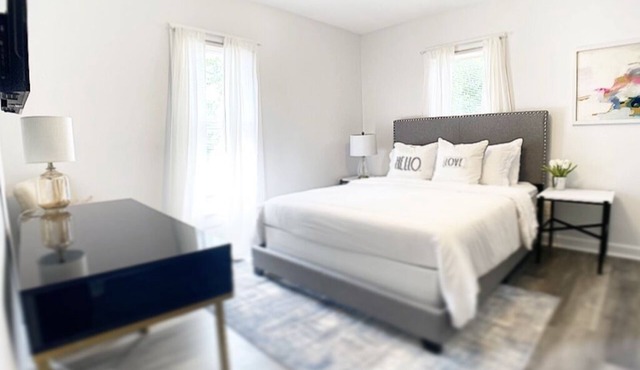 Modern 1 Bedroom walk to Glass Museum w/Bonus Wellness Studio