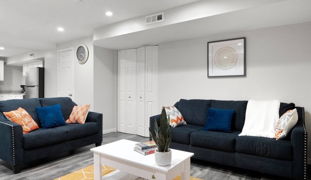 Modern 1-BR Apartment