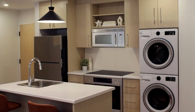 Modern 1–BR Apartment near St. Joseph’s Hospital, Walk to Uptown, AC & Parking