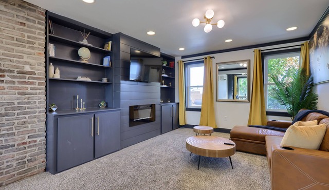 Modern 1-BR Apt by Train Station