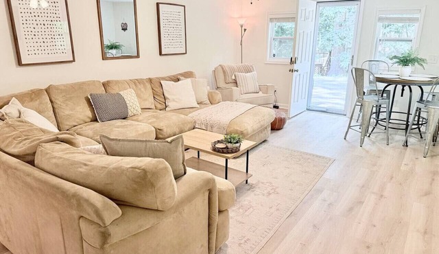 Modern 1 BR Basement Suite Near LakePoint & KSU