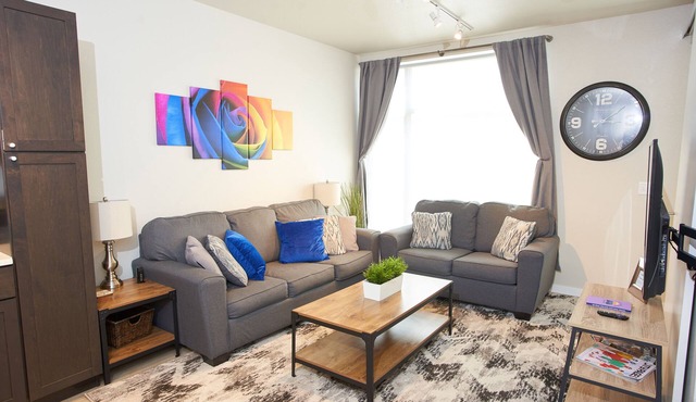 Modern 1 BR, Free Parking, Fast Wi-Fi, W/D, Desk