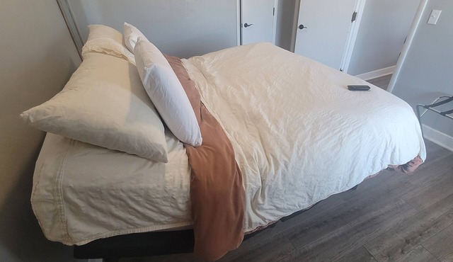 Modern, 1 King Bedroom overlooking downtown