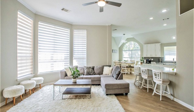 Modern 1-Story, 10mins from DFW Airport. Pets Welcome. Beautiful Neighborhood.
