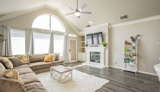 Modern 1 story - Great Location - Pet Friendly