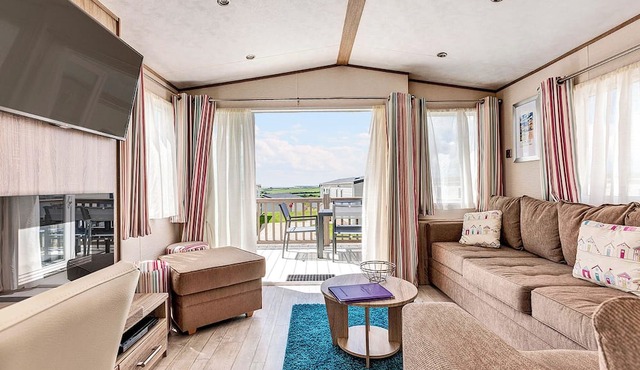 Modern 12ft-wide holiday home with one double with en suite W.