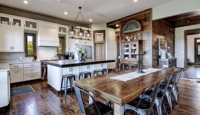 Modern 1890's Farmhouse - Pool, Hot Tub, Game room & AMAZING VIEW!