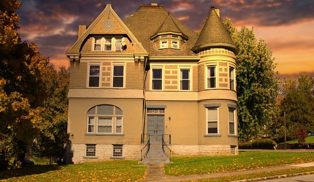 Modern 1900 Victorian Home - King Beds - Beautiful views of W&J Campus