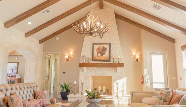 Modern 1B Downtown Retreat | Walk to Market Square
