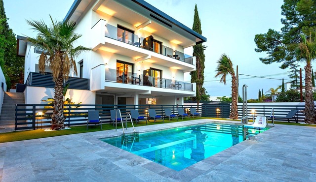 Modern 1BD apartment with terrace, pool & parking. Arruzafa V