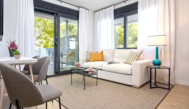 Modern 1BD apartment with terrace, pool and parking. Arruzafa I
