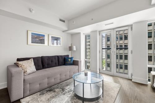 Modern 1Bd & Den in Downtown Toronto