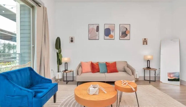 Modern 1BDR, W/Parking & Pool, Downtown Houston