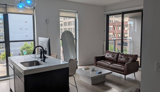 MODERN 1bedroom apartment in Cincinnati with WiFi, fitness room and a pool!