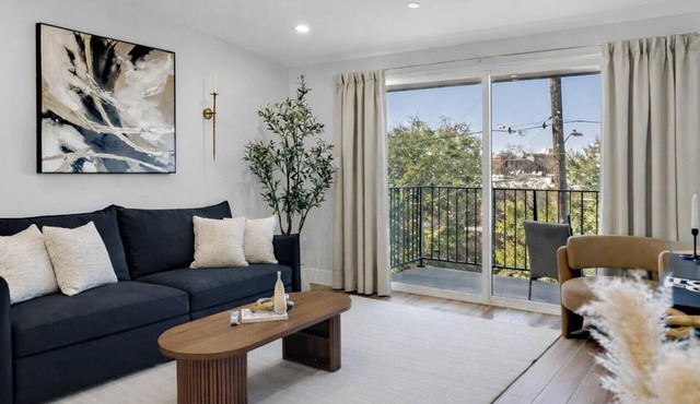 Modern 1BR/1BA OakLawn – Near Uptown & Medical District W/Free Parking + EV