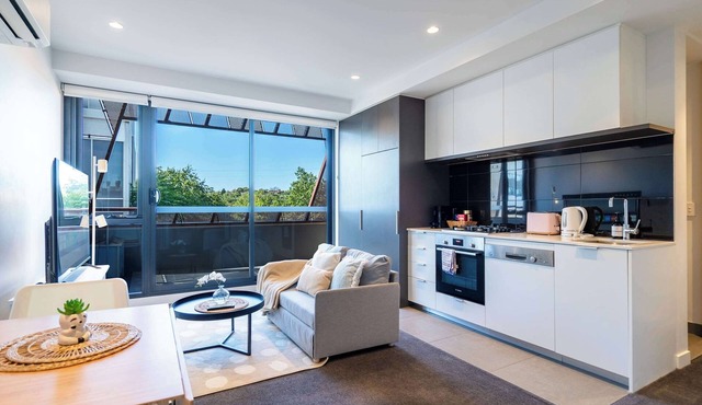 Modern 1BR Apartment with Smart TV and Views