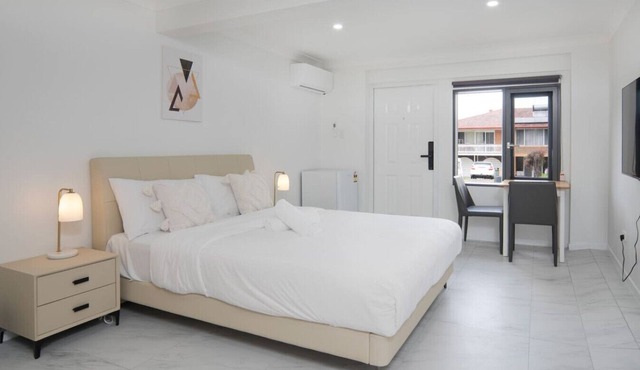 Modern 1BR Apartment | Convenient Stay