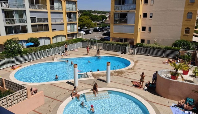 Modern 1BR Apartment with Pool & Garage in Gruissan, Near Beach & Shops