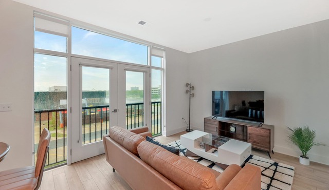 Modern 1BR APT in DT with Infinity Pool & Sauna