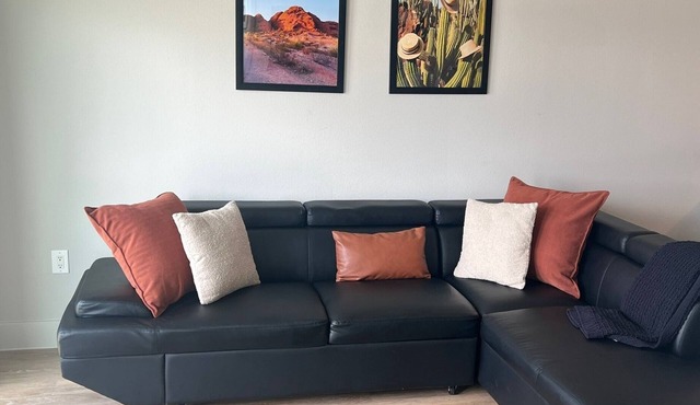 Modern 1BR Apt with WiFi, Pool, Gym & Free Parking —5 Mins to Downtown Dallas!