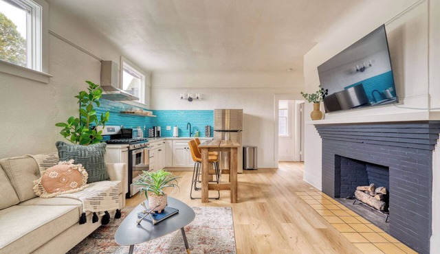 Modern 1BR - Bright - Private - Perfectly Located