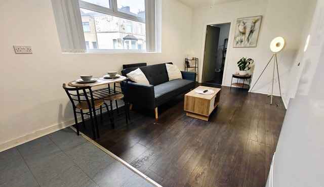 Modern 1BR Business Stay with Fast WiFi