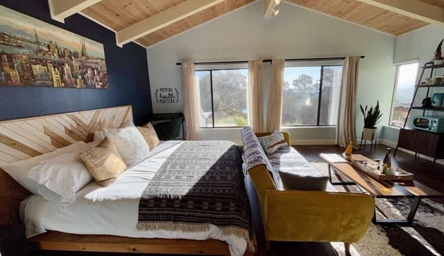 Modern 1BR Carmel Escape: Dog Friendly En-suite, Valley Views & Mins to Downtown