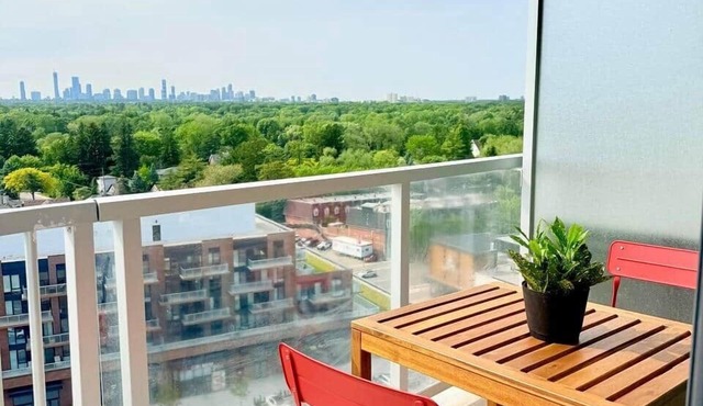 Modern 1BR Condo in Port Credit – Steps to Lake